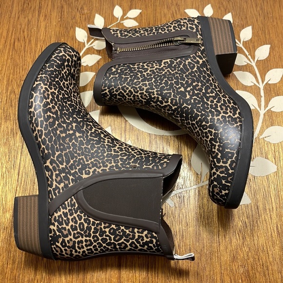 Women's LUCKY BRAND Basil rubber side zip animal print bootie. Size 7 - Picture 8 of 8